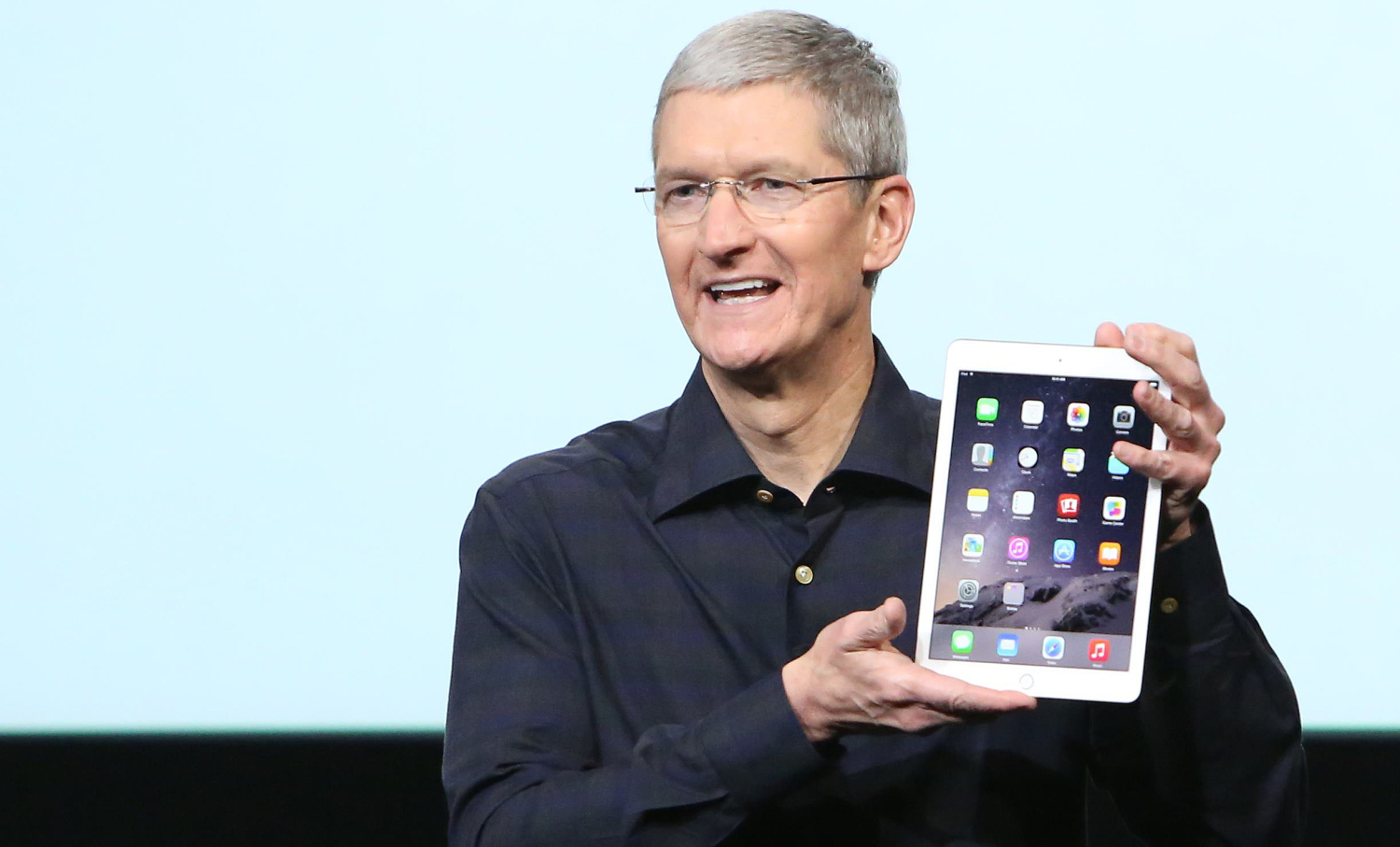 Apple CEO Tim Cook holds an iPad during a presentation at Apple headquarters in Cupertino, California October 16, 2014. REUTERS/Robert Galbraith (UNITED STATES - Tags: SCIENCE TECHNOLOGY BUSINESS) - RTR4AGWE